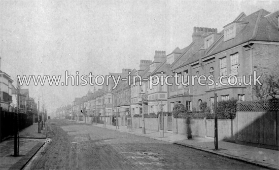 Abinger Road, Bedford Park, Chiswick, London. c.1910.